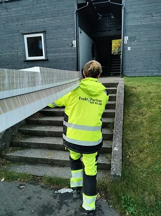 Arbeider bærer på plank