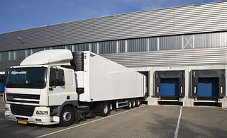 Lastebil utenfor hovedlager